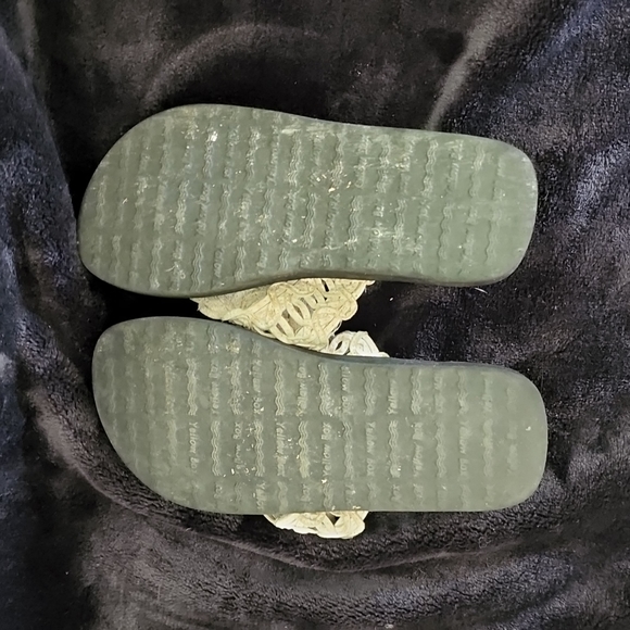 Girls Size 11 Yellow Box Flip Flops - Picture 3 of 3